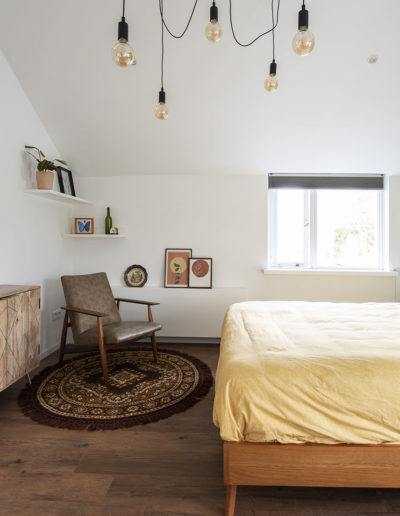 Slaapkamer vintage interieuradvies slaapkameradvies Den Bosch groen behang kleine zolder slaapkamer schuin dak