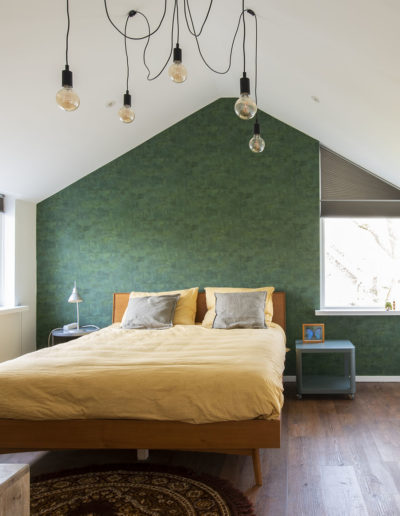 Slaapkamer vintage interieuradvies slaapkameradvies Den Bosch groen behang kleine zolder slaapkamer schuin dak interieurontwerp