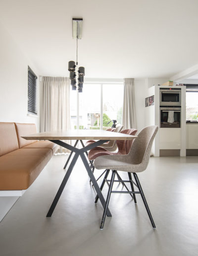 Moderne woonkeuken groen interieuradvies Den Bosch Engelen stylen eetbank op maat maatwerk studio Henk eettafel kussens op maat