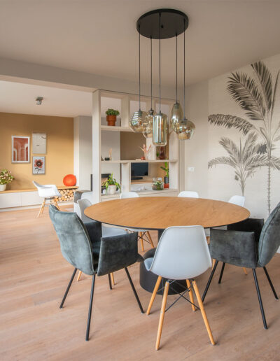 Interieurontwerp Waalwijk eethoek ronde tafel palmenbehang