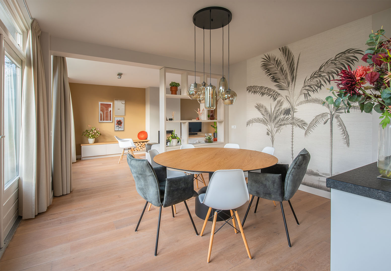 Interieurontwerp Waalwijk eethoek ronde tafel palmenbehang